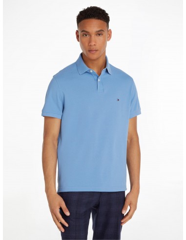 Polo Tommy Hilfiger bleu ouvre sa boutique